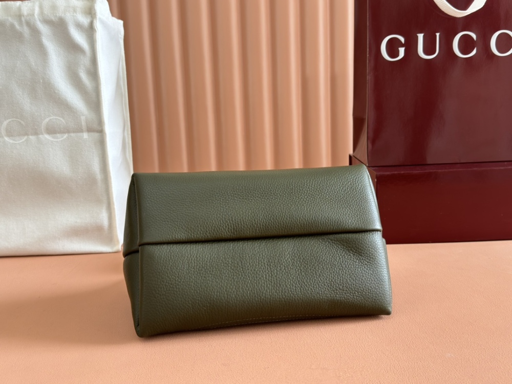 Classic shoulder bag with half saddle buckle design