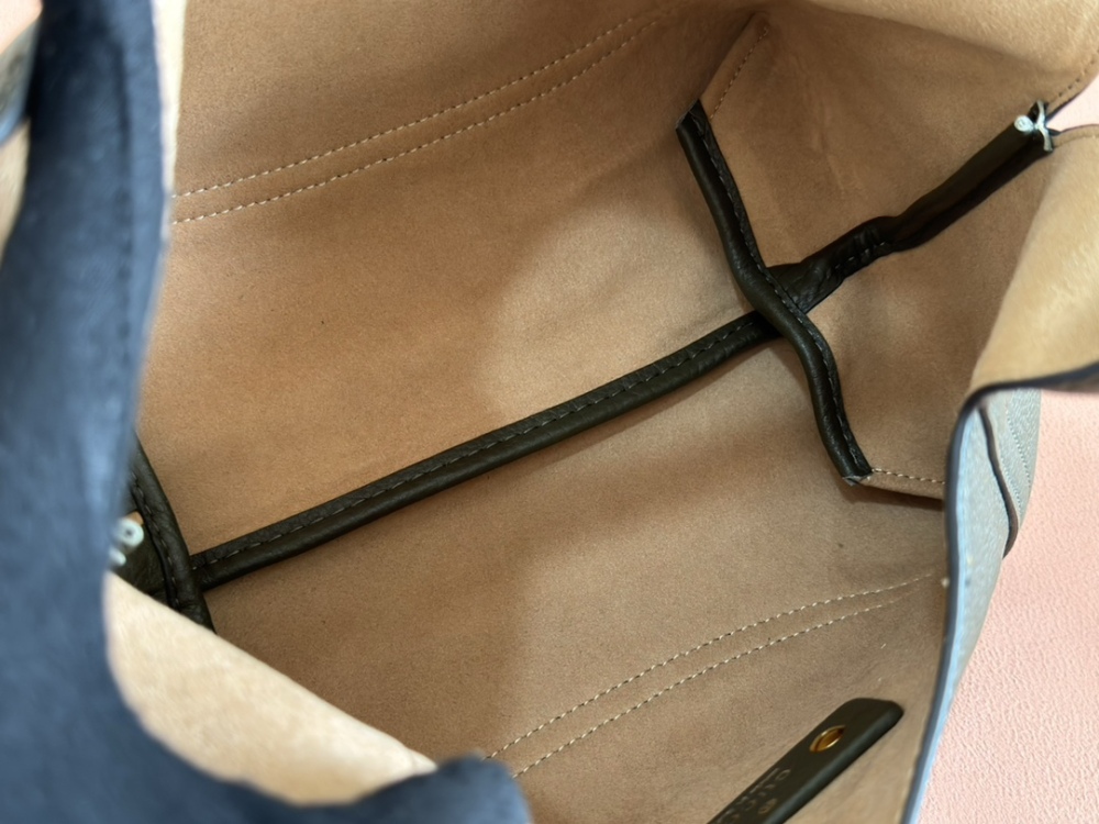 Classic shoulder bag with half saddle buckle design