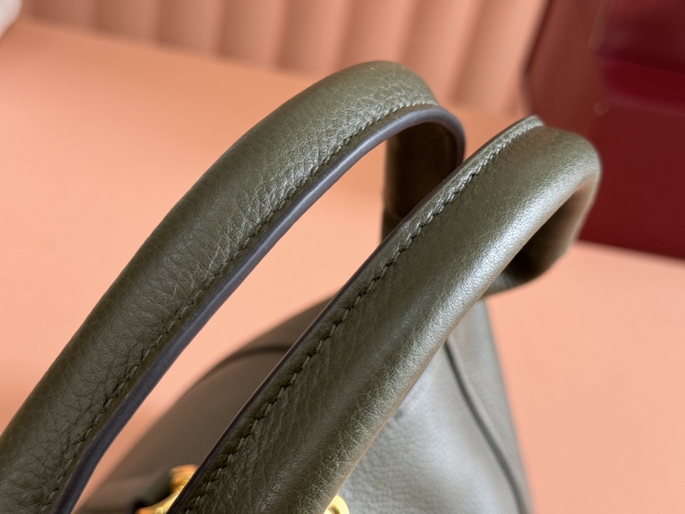 Classic shoulder bag with half saddle buckle design