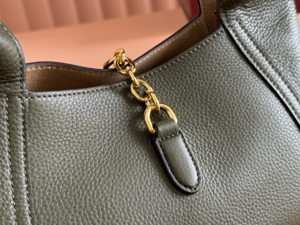 Classic shoulder bag with half saddle buckle design