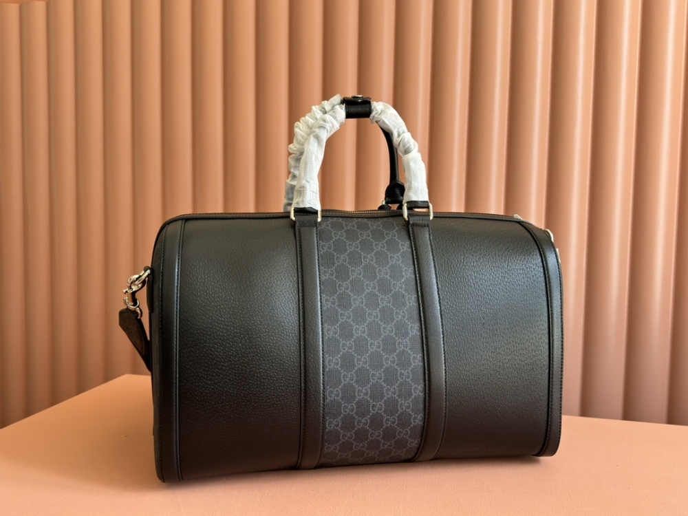Medium sized travel bag