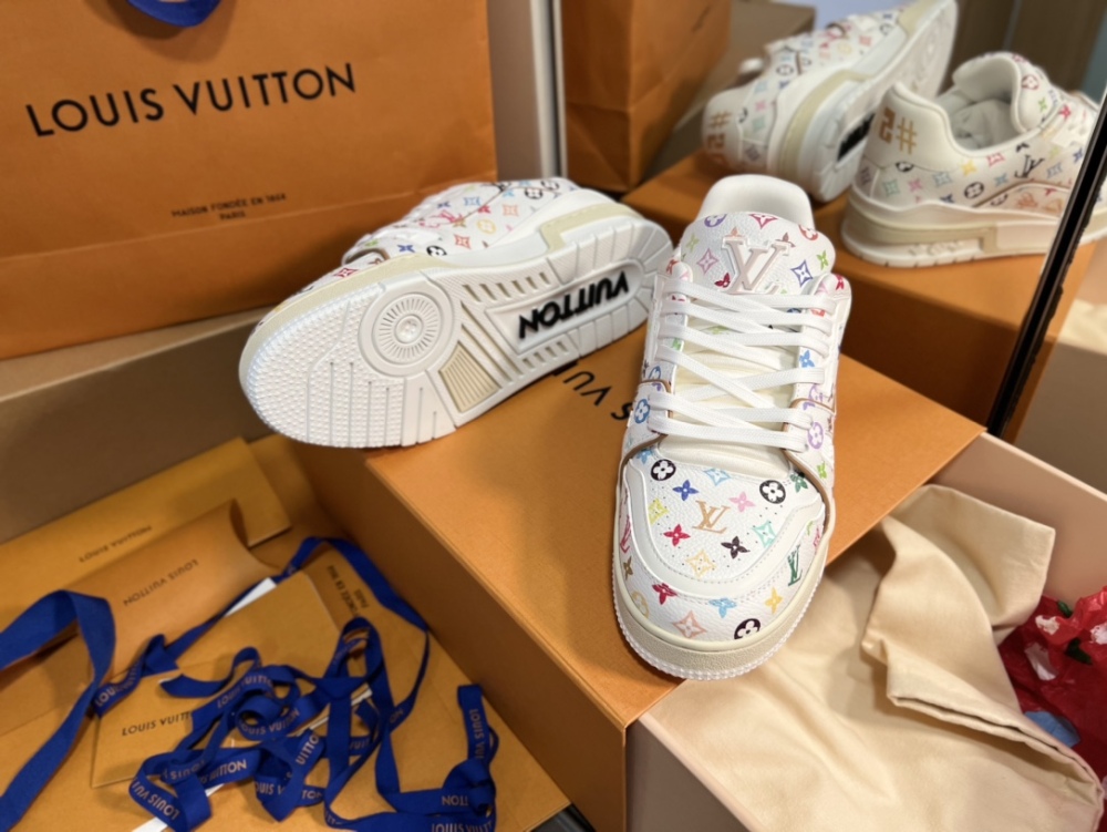 Women's shoes 35-39. Men's shoes 39-45