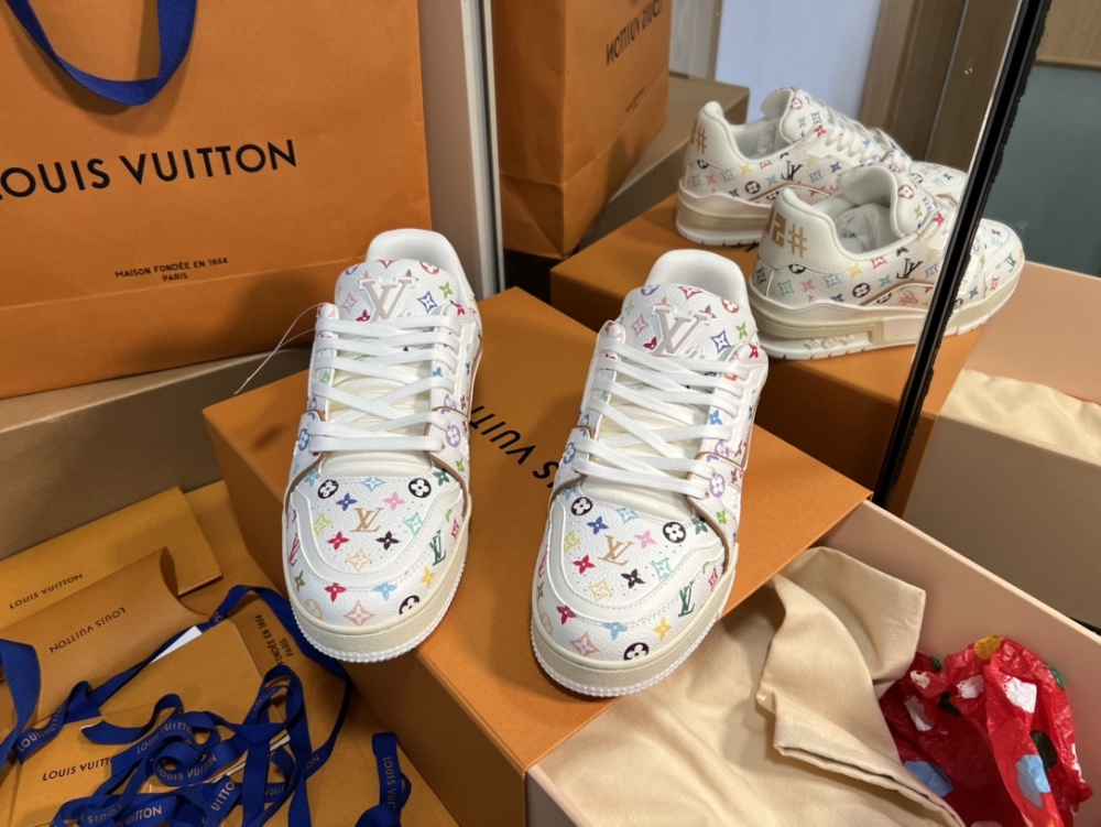 Women's shoes 35-39. Men's shoes 39-45
