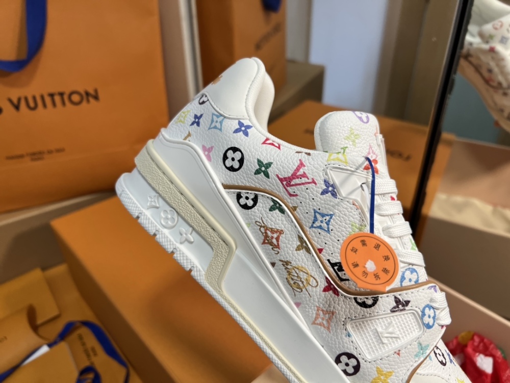 Women's shoes 35-39. Men's shoes 39-45