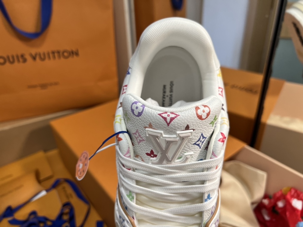 Women's shoes 35-39. Men's shoes 39-45