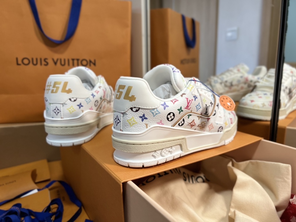 Women's shoes 35-39. Men's shoes 39-45
