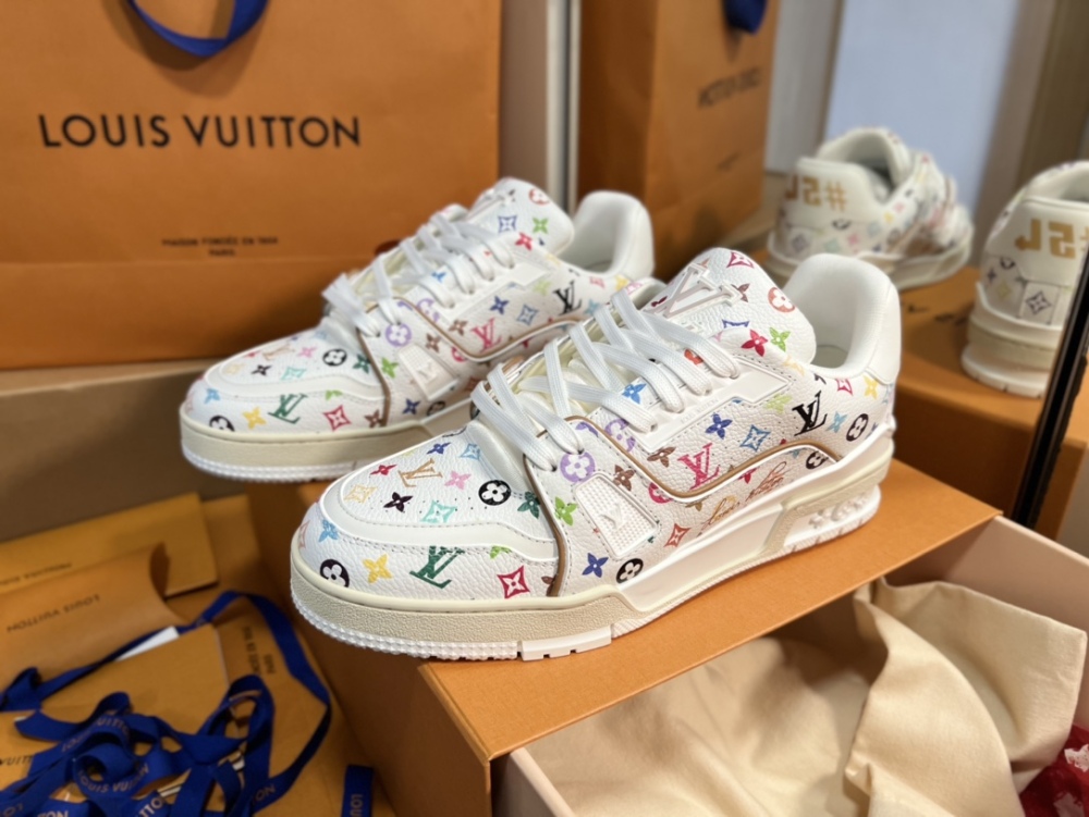 Women's shoes 35-39. Men's shoes 39-45