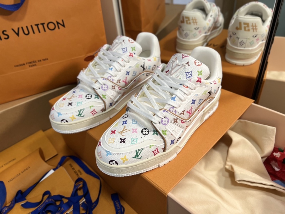 Women's shoes 35-39. Men's shoes 39-45