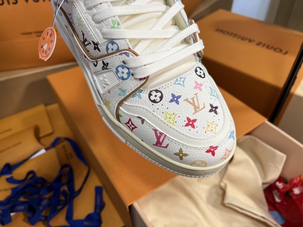 Women's shoes 35-39. Men's shoes 39-45