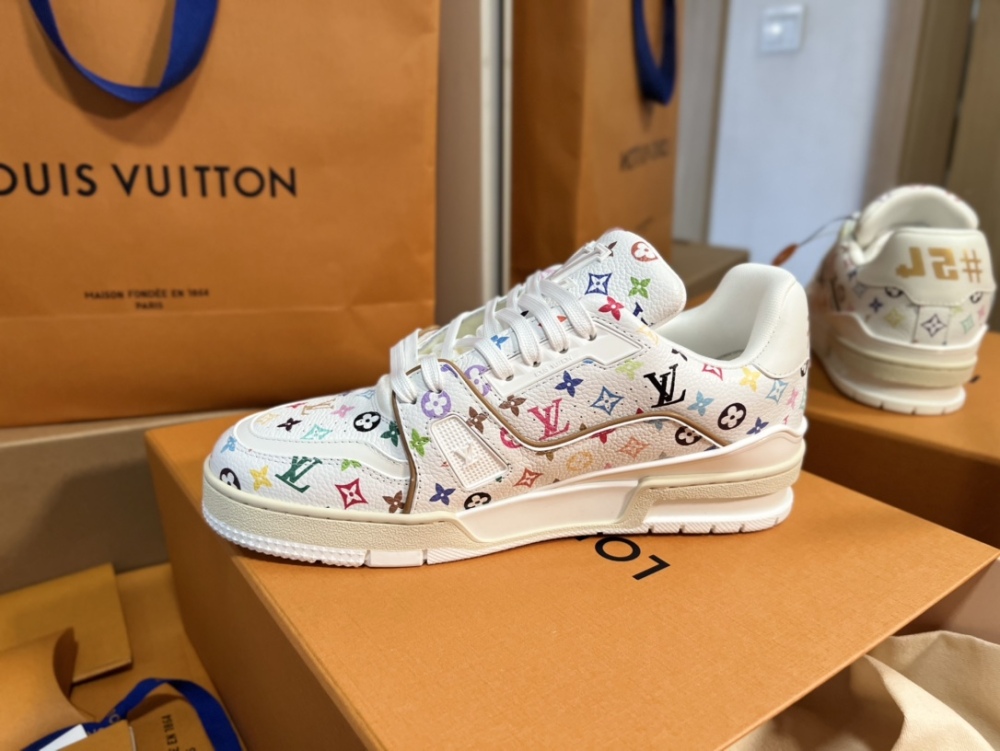 Women's shoes 35-39. Men's shoes 39-45
