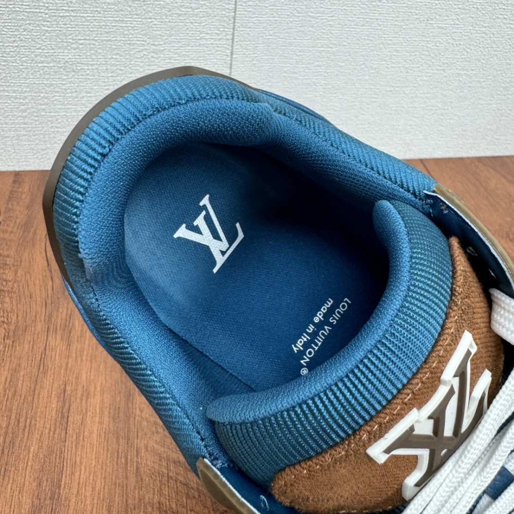 Men's sports shoes