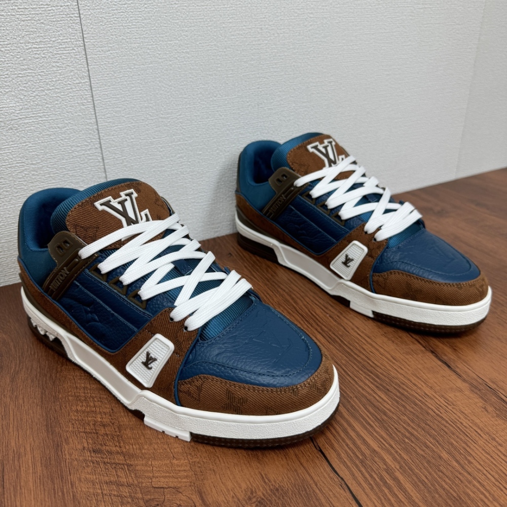 Men's sports shoes