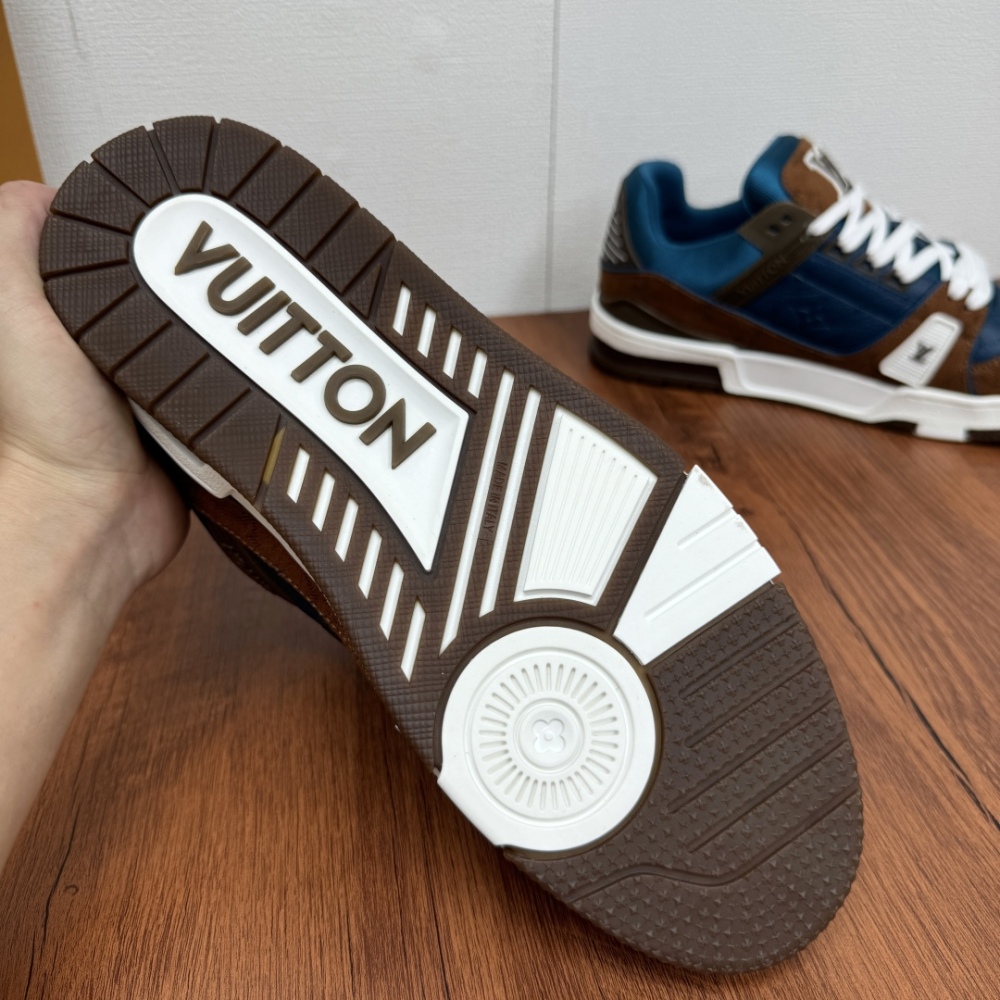 Men's sports shoes
