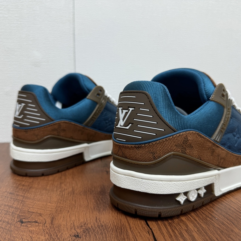 Men's sports shoes