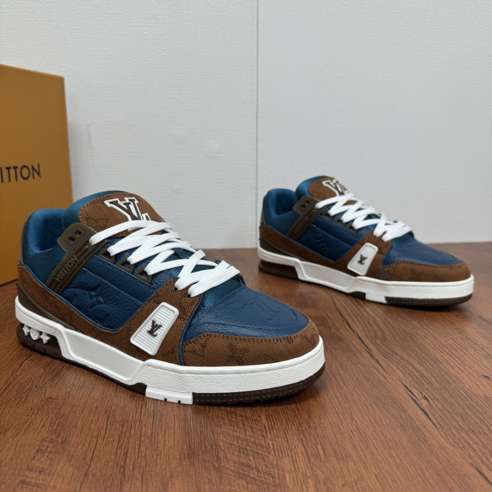Men's sports shoes