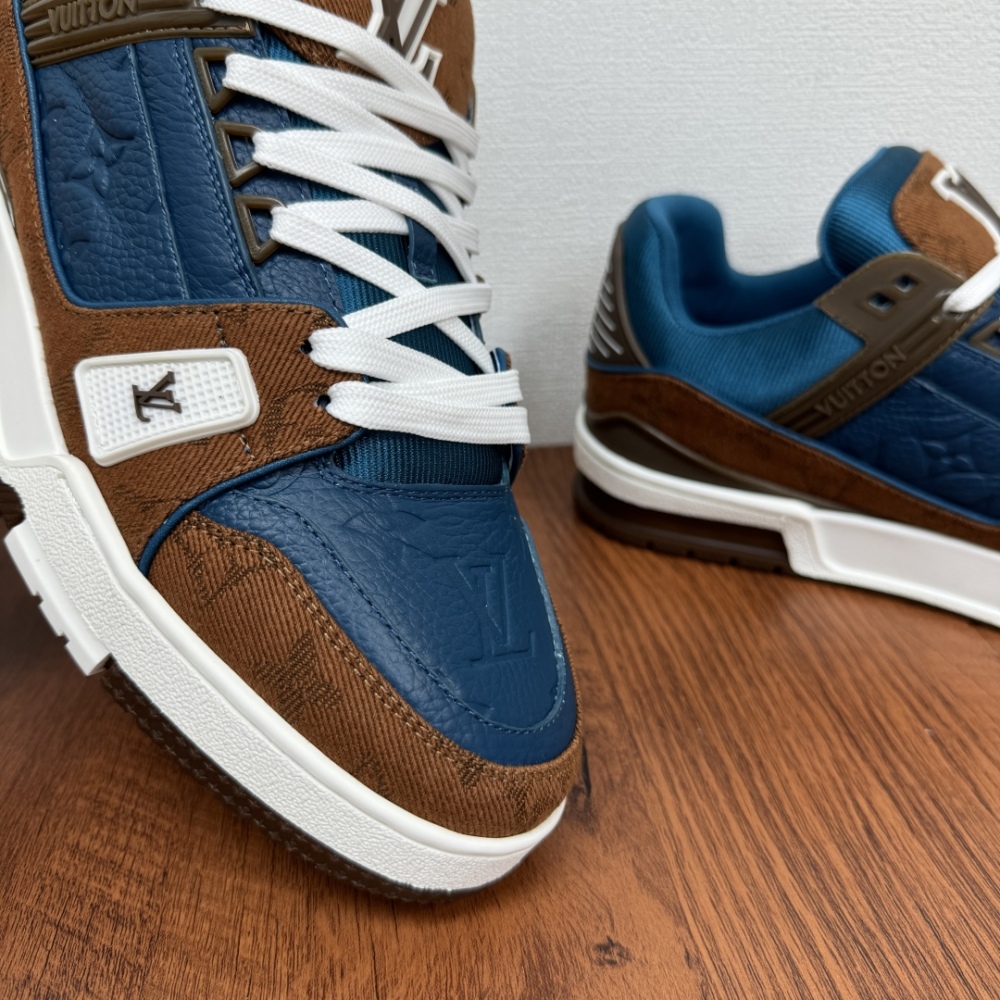 Men's sports shoes