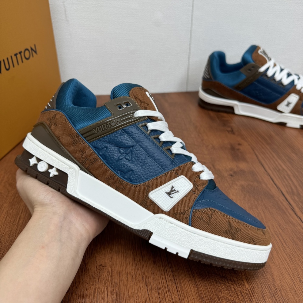 Men's sports shoes