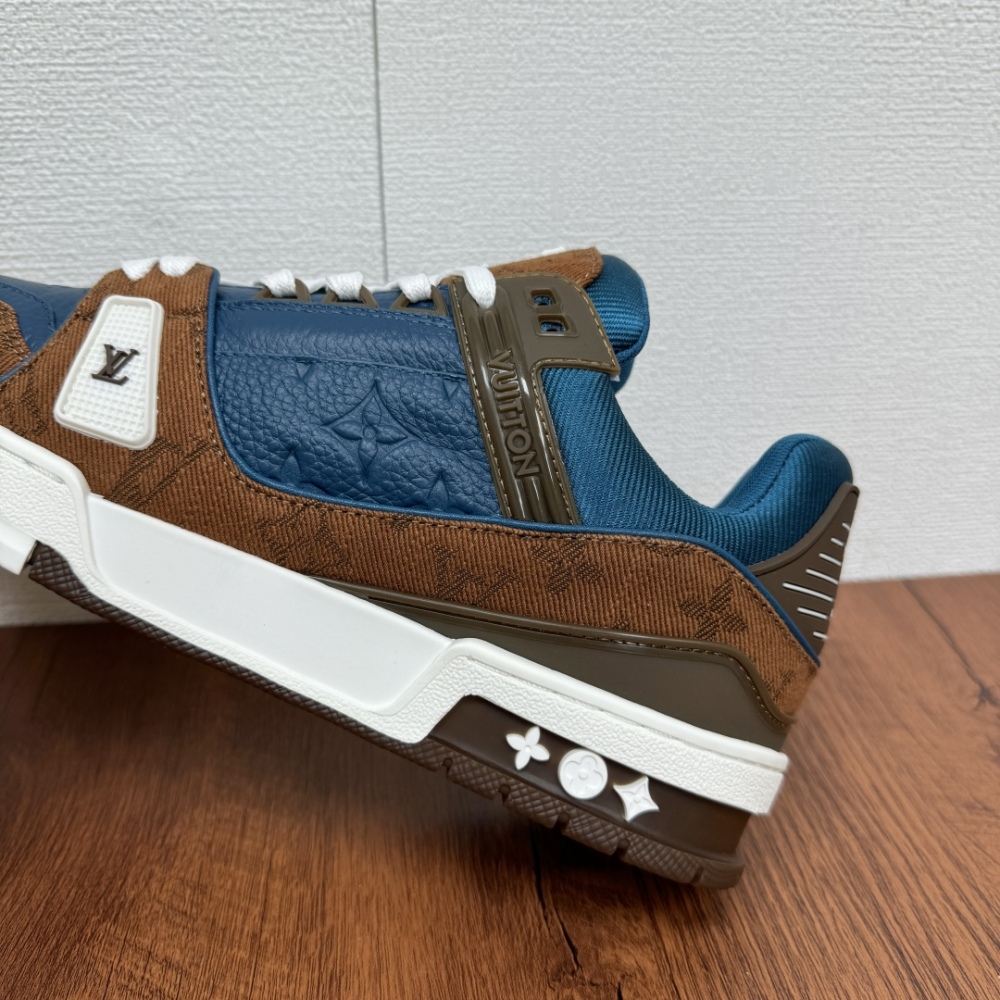 Men's sports shoes