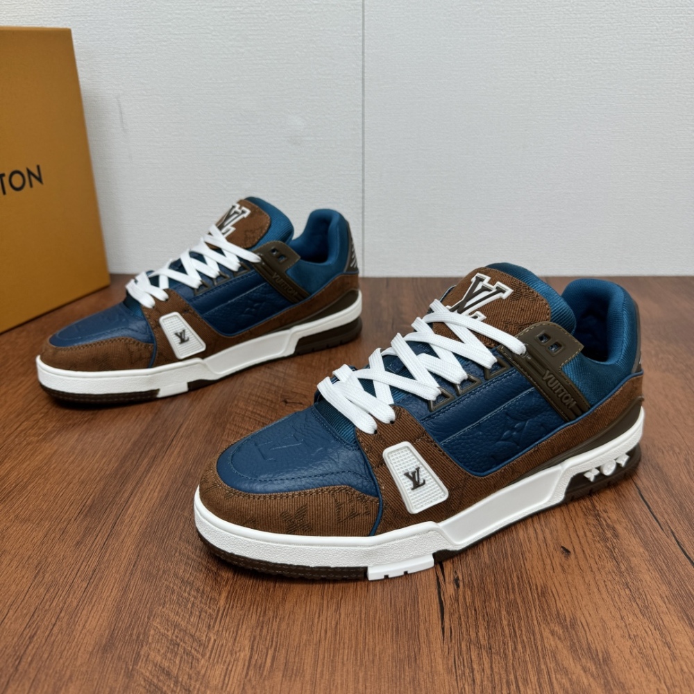 Men's sports shoes