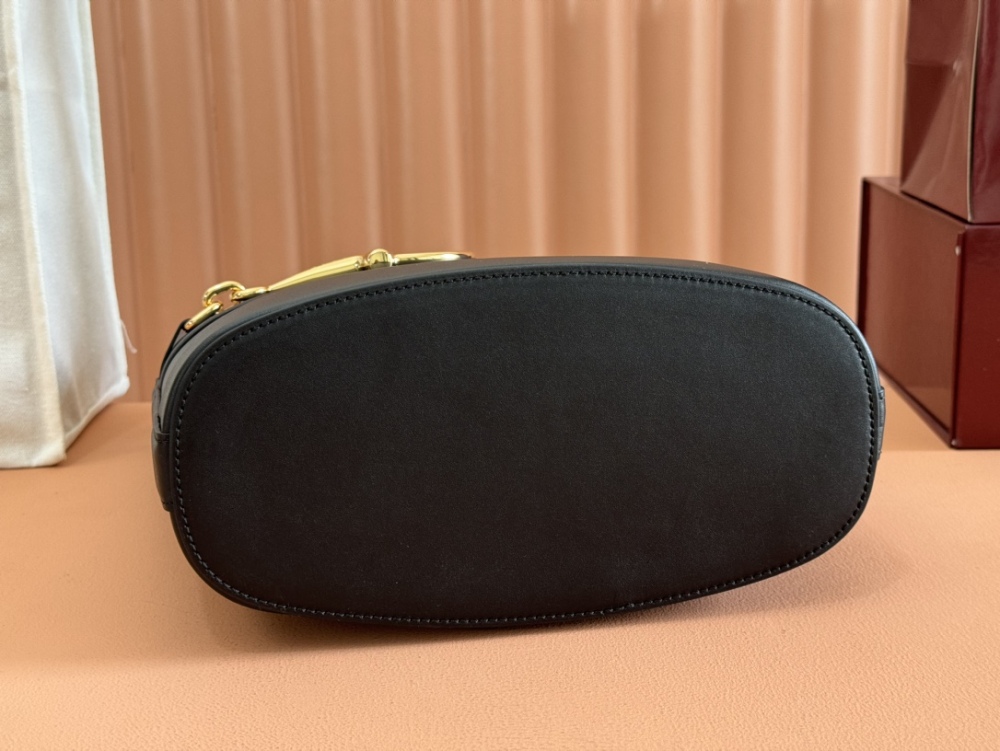 Horse carrying buckle crossbody bag