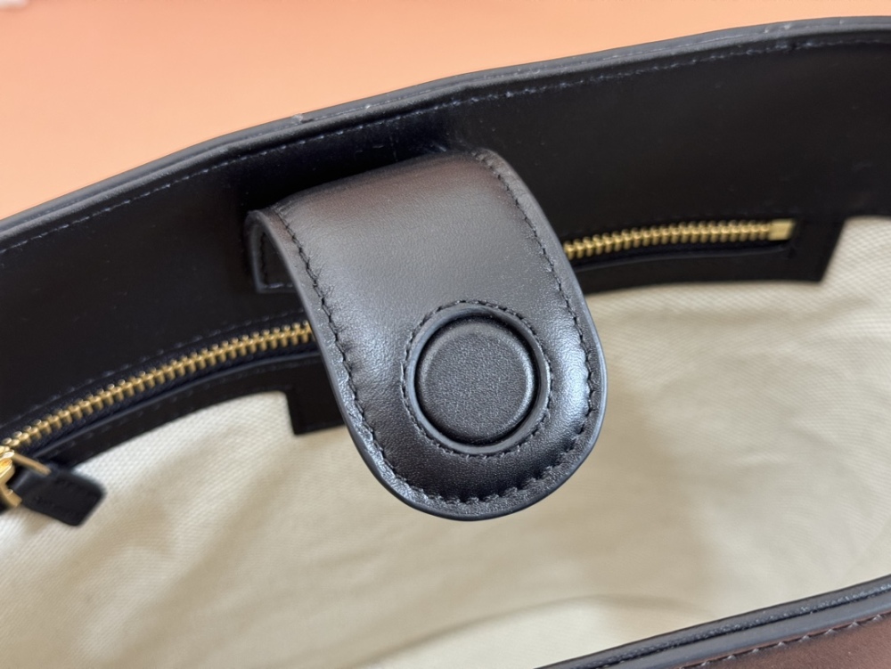 Horse carrying buckle crossbody bag