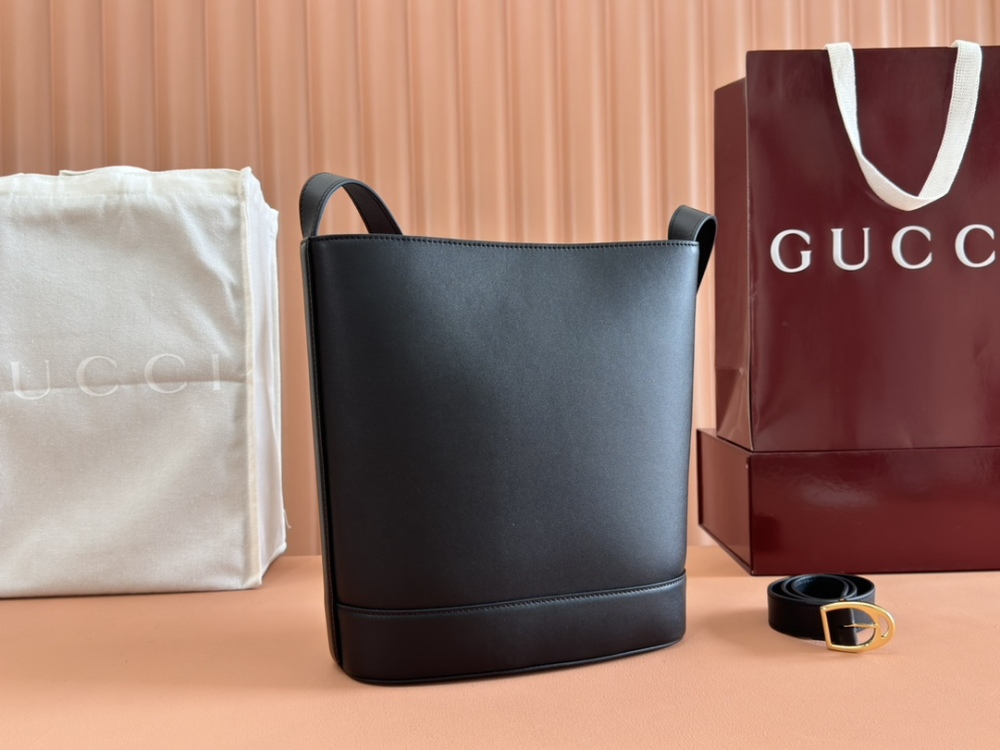 Horse carrying buckle crossbody bag