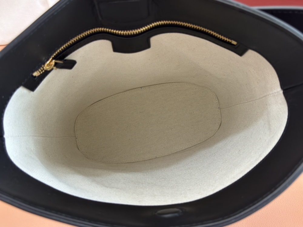 Horse carrying buckle crossbody bag