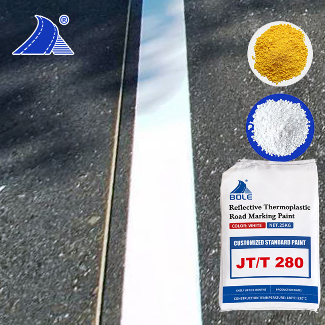 Peinture Thermoplastique pour Marquage Routier JT/T 280 – Processus d’application mettant en avant durabilité et réfléchissance.
