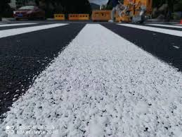 Pantay na ikinalat na reflective glass beads sa bagong pinturang marka sa kalsada, nagpapataas ng visibility at kaligtasan sa gabi para sa mga driver at pedestrian.