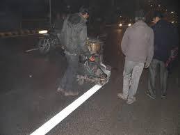 Cat marka jalan termoplastik B23262 dengan efek reflektif yang kuat untuk visibilitas malam dan keselamatan lalu lintas