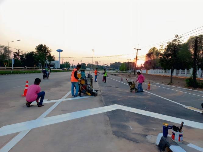Mga manggagawang naglalagay ng thermoplastic road marking paint gamit ang propesyonal na mga makinang pantatak sa kalsada.