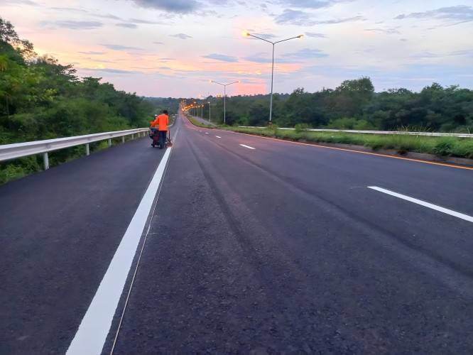 Kaka-aplay lang na thermoplastic road markings na may matingkad at matibay na kulay.