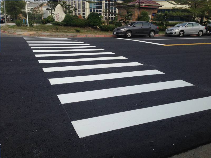 Peinture thermoplastique pour marquage routier sur les passages pi&eacute;tons