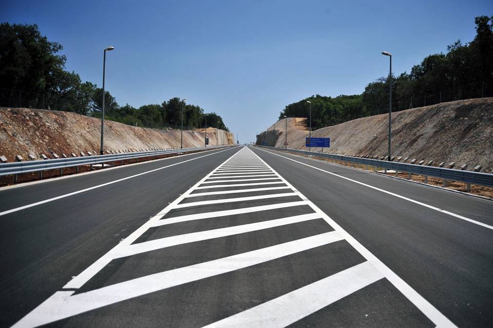 Peinture thermoplastique pour marquage routier sur les autoroutes