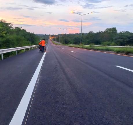 vạch kẻ đường dẻo nhiệt m&agrave;u trắng