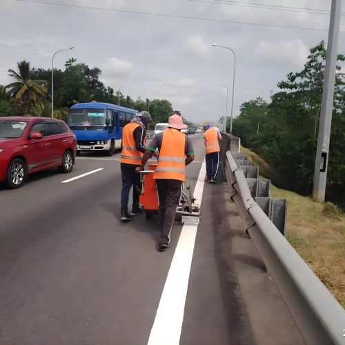 Marquages routiers thermoplastiques terminés, y compris des flèches directionnelles et un passage piéton avec une haute réflectivité