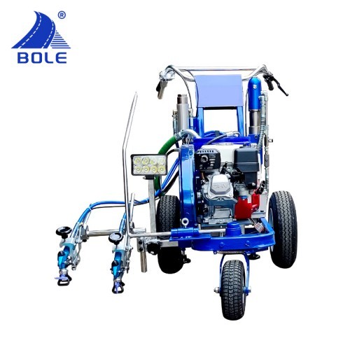 Vue de face de la machine de marquage routier à peinture à froid BL-SCD2000 montrant le système de pulvérisation et le panneau de commande