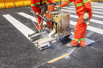 Pintura termopl&aacute;stica para se&ntilde;alizaci&oacute;n vial siendo aplicada