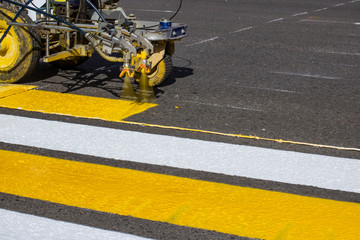 Pintura para se&ntilde;alizaci&oacute;n vial de dos componentes siendo aplicada