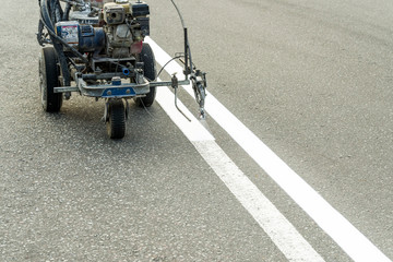 Pintura para se&ntilde;alizaci&oacute;n vial de aplicaci&oacute;n en fr&iacute;o siendo aplicada