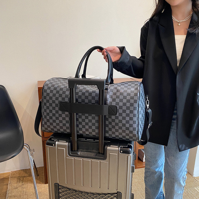 Wholesale Custom Designer Waterproof PU Luggage Luxury Sport Travel Gym Duffle Bag with Zipper Closure Trending Big Bag