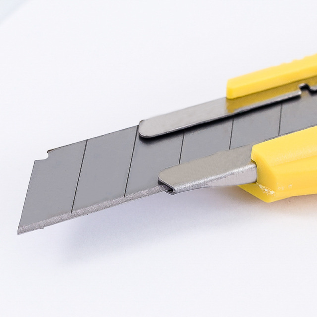 M&G Utility Knife 18mm Wide Blade Auto Lock Office Cutter Ass91320