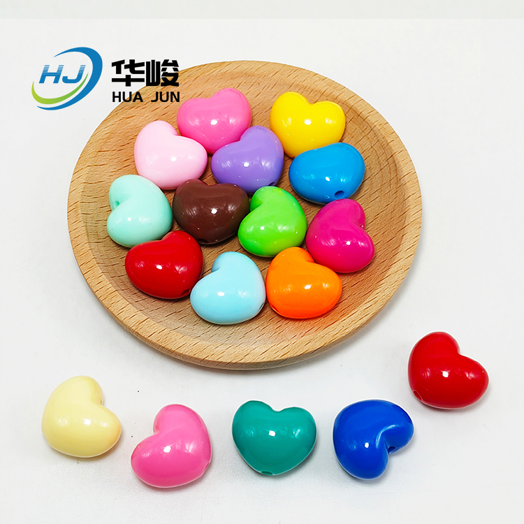 Lindas cuentas acrílicas brillantes de color sólido con forma de corazón y forma de melocotón con agujero recto