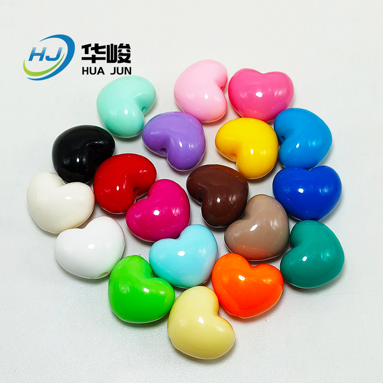 Lindas cuentas acrílicas brillantes de color sólido con forma de corazón y forma de melocotón con agujero recto