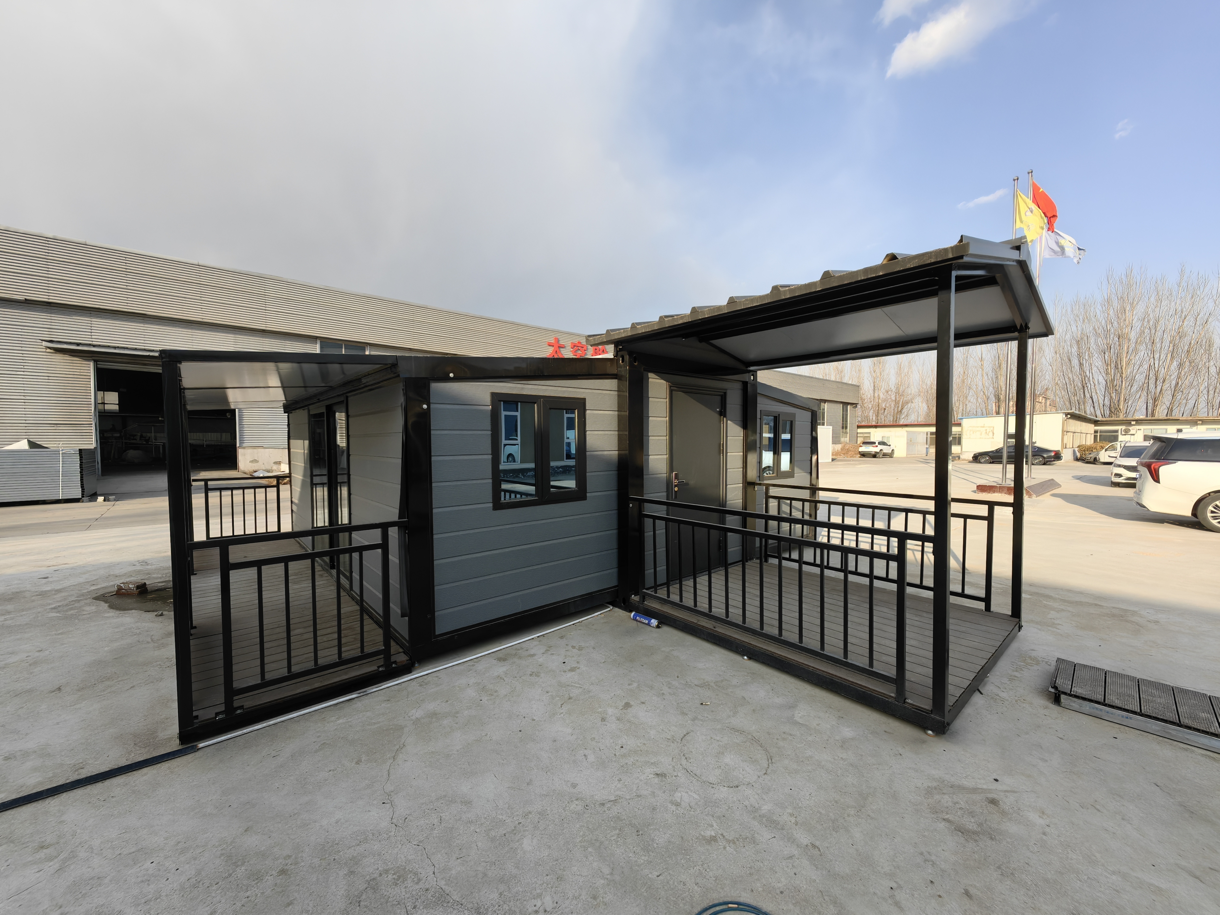 20ft Expandable House With Small Porch And Side Terrace