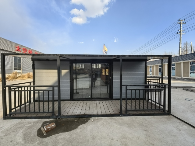 20ft Expandable House With Small Porch And Side Terrace