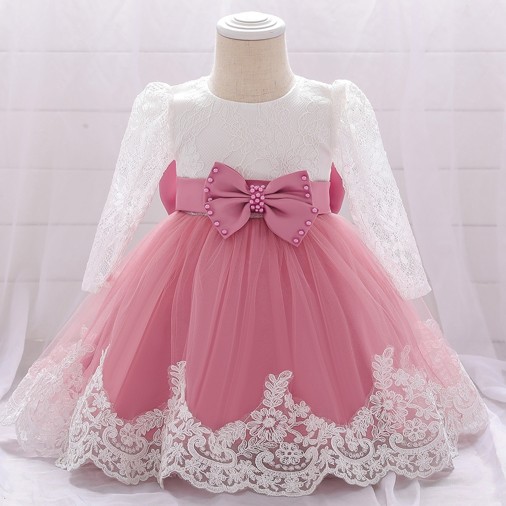 Elegant Girl's Dress: A Perfect Blend of Lace and Tulle" 英文介绍 This exquisite girl's dress combines delicate lace and fluffy tulle. With a charming white lace - covered top and a vibrant red tulle skirt, adorned with a large bow, it's ideal for special oc