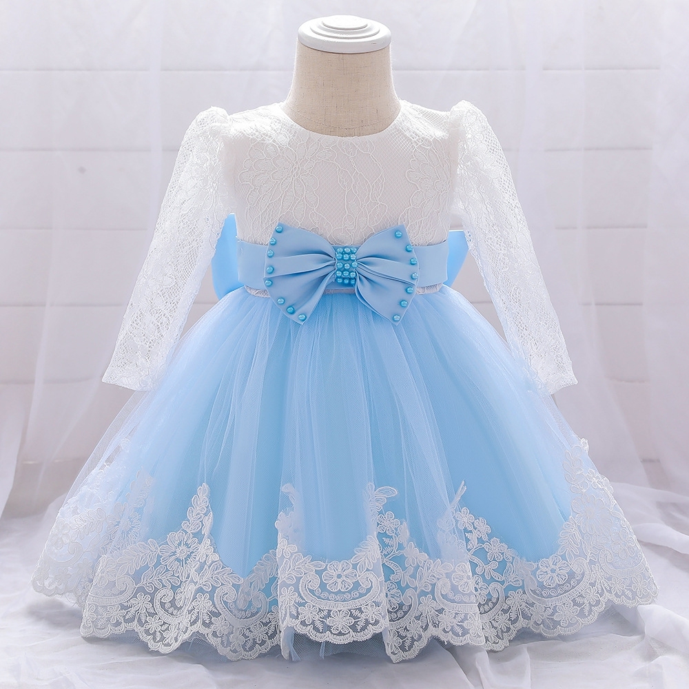 Elegant Girl's Dress: A Perfect Blend of Lace and Tulle" 英文介绍 This exquisite girl's dress combines delicate lace and fluffy tulle. With a charming white lace - covered top and a vibrant red tulle skirt, adorned with a large bow, it's ideal for special oc