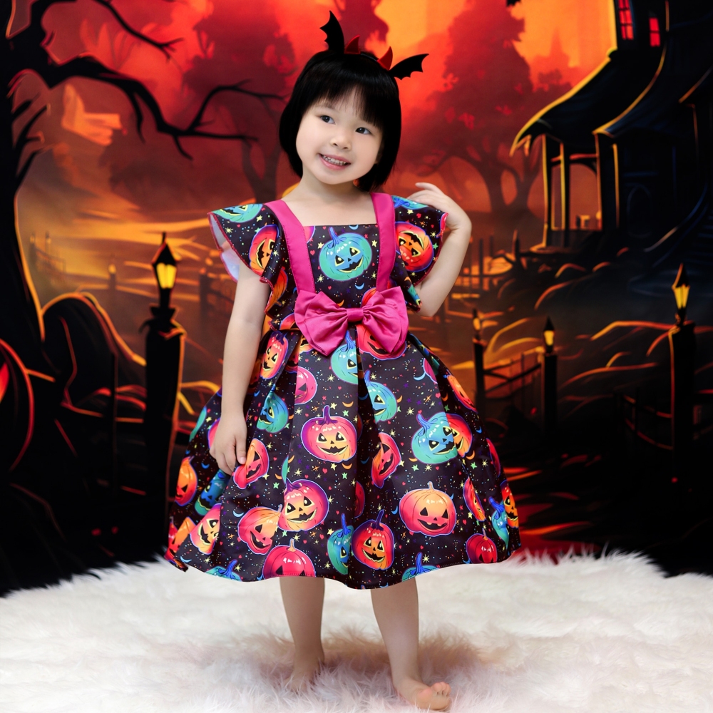 Spooktacular Halloween - themed Children's Dresses: Fun and Festive Attire for Little Ones Enchanting Halloween Kids' Dresses: Vibrant Pumpkin Prints, Ghost & Cat Motifs with Shimmering Details for Spooky Parties & Photoshoots