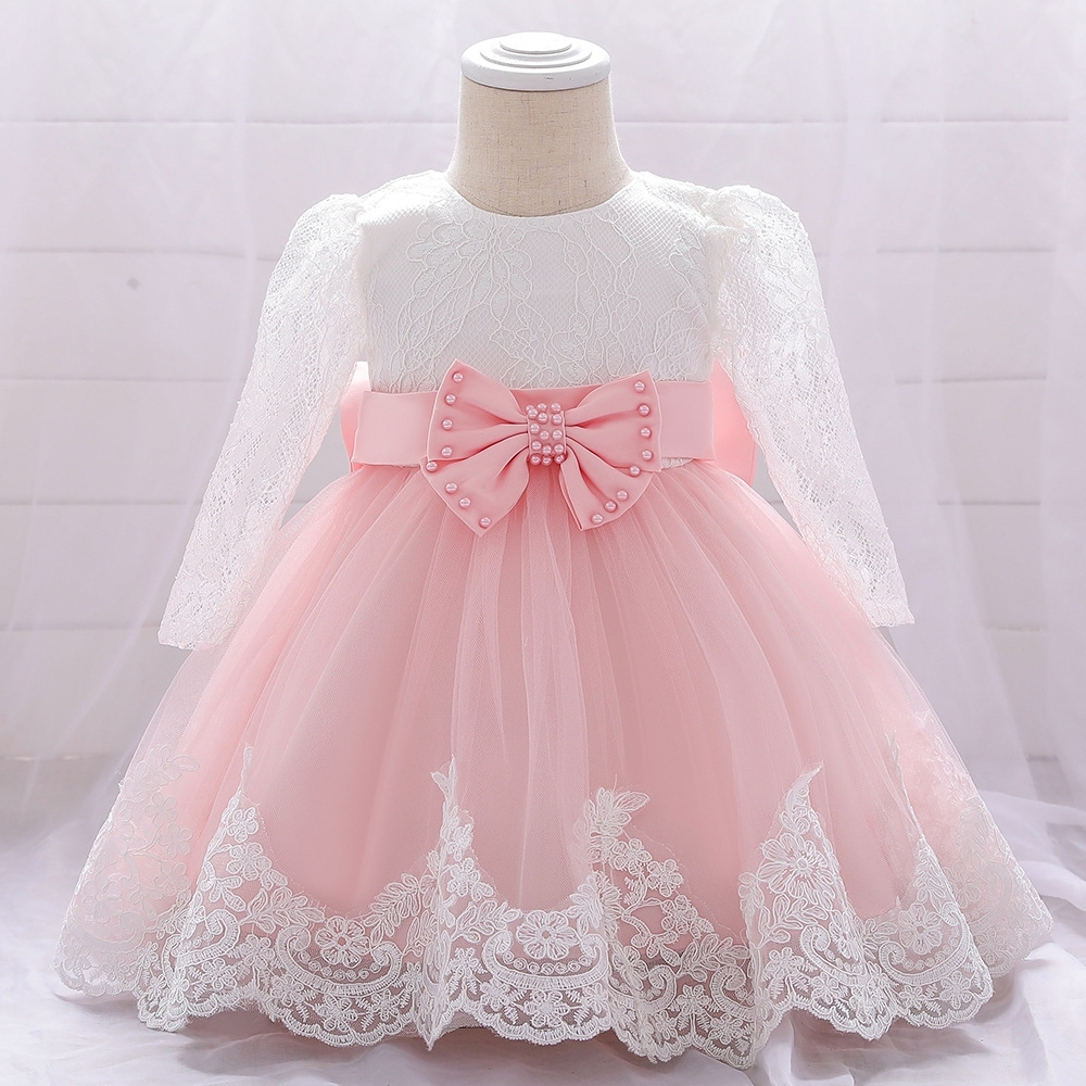 Elegant Girl's Dress: A Perfect Blend of Lace and Tulle" 英文介绍 This exquisite girl's dress combines delicate lace and fluffy tulle. With a charming white lace - covered top and a vibrant red tulle skirt, adorned with a large bow, it's ideal for special oc